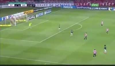 [VÍDEO] Eduardo Coudet tem um momento nuclear à beira do gramado