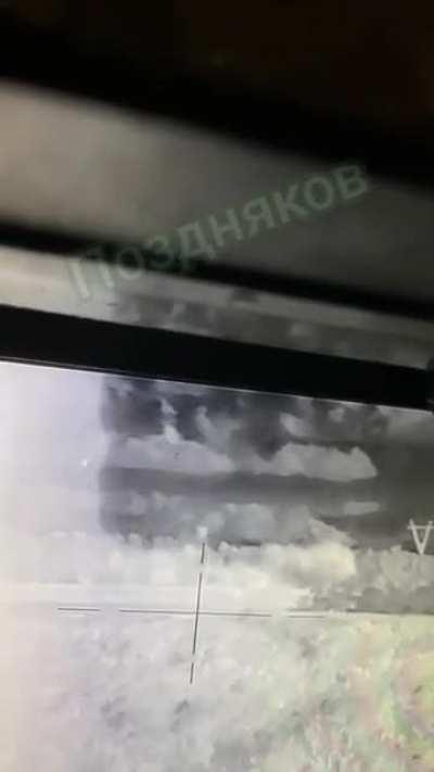 Thermal footage from Russian T80BVM hitting a group of Ukrainian soldiers (2022)