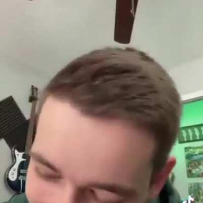 lo unico que puedo decir es que es blanco y toca la guitarra, con razón tan puto