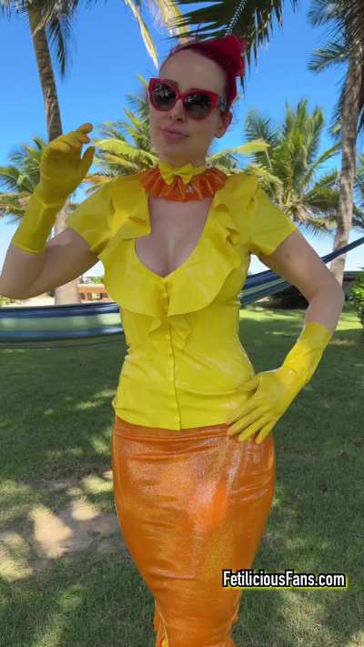 Do you like my yellow gloves? 