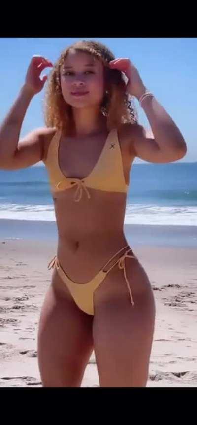 Upvote if you want her to sit on your face ðð¥°