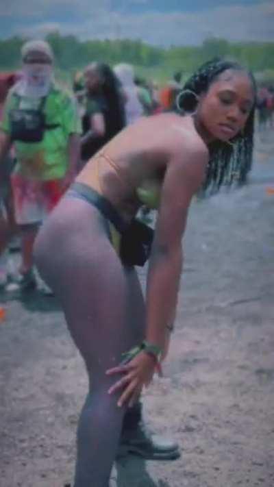 Looking good at Lions Pride Jouvert 😍(@official.deefinewhine)