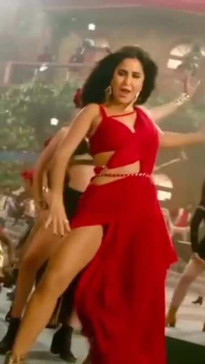 Everyone is hot until the Queen enters! 👸