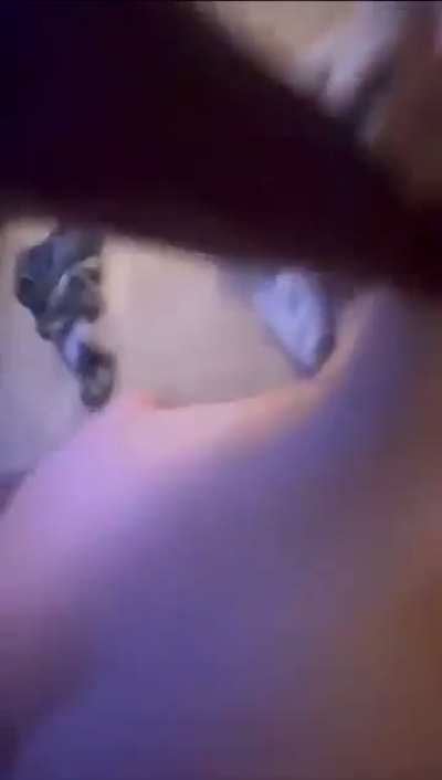 Zenci yarağı yiyen kızın amcığındaki hava dışarı çıkarken ses yapıyor 2