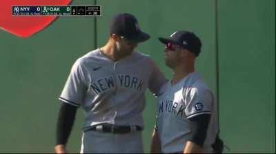 [Highlight] Brett Gardner chases down a ball with a 5% catch probability and stretches to make the grab