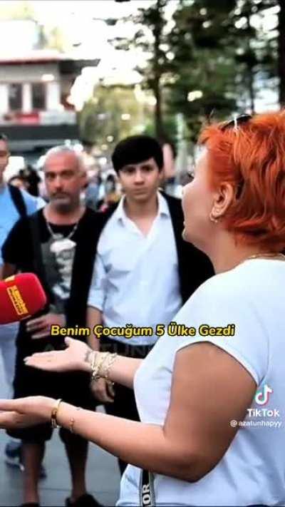 Fakir arkadaslarima benzer seyleri diyorum mecburuz diyip duruyorlar sefil yasamaya mecbur olduklarini dusunuyo herkes sahra colunde falan yasamiyoruz gotumuzun dibinde avrupa var ne eksimiz var onlardan aq turklerin genlerine islemis fukaralik
