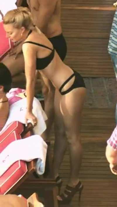 Margot Robbie Looks so fuckable in that bikini and high heels