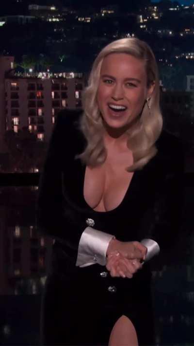 Brie and her iconically sexy black dress wishing us a Happy Thanksgiving! 🖤