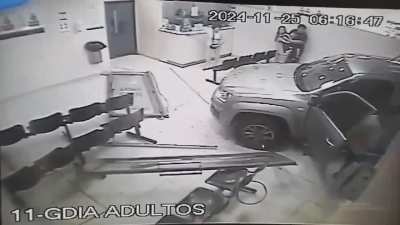 San Isidro: Dueño de una Amarok se pasó de sustancias y al no tener respuesta en la guardia, derribó la puerta con la camioneta, terminó detenido