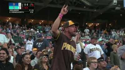 [Highlight] [Highlight] The Padres take the lead with an error by Luis Guillorme that scores Manny Machado.