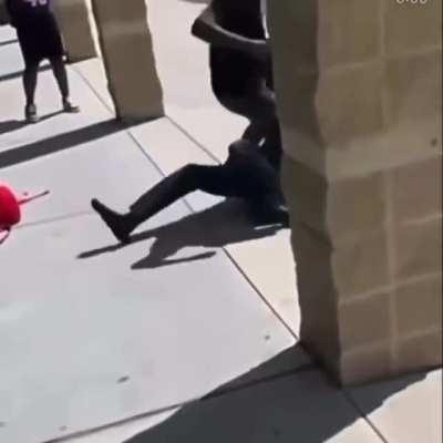 I fw dude in the red cause he knows what boutta go down and he all for the smoke