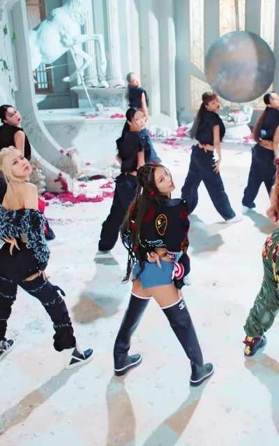 Jennie’s cheeks [GIF]