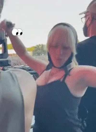 Billie Eilish is my weakness, she really makes me look forward to a fun night out with a bud