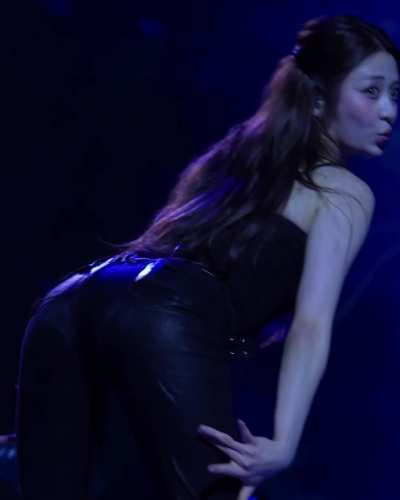 250923 Yunjin // Performing UNFORGIVEN