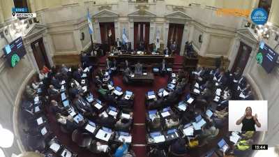 La votación a mano del aumento de los senadores