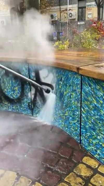 Hot water against graffiti