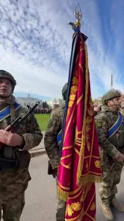 Zelenskyy singing the national anthem & celebrating Kherson’s liberation 🇺🇦💙💛