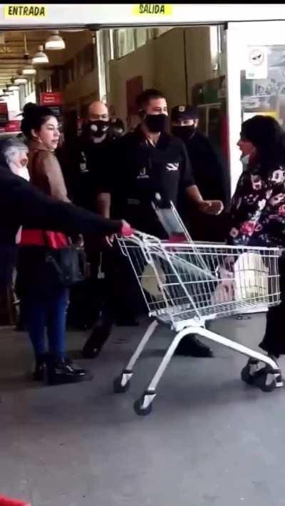 Crazy Chilean Karen kicks shopping cart, gets hit back.