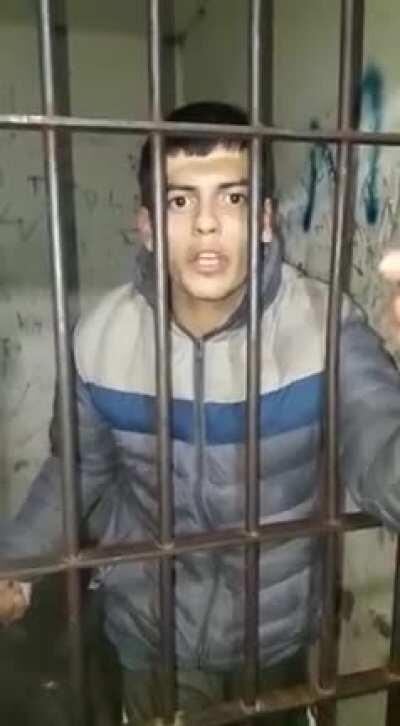 dark souls be like: hola voy a destruir un demonio con un palo el demonio: