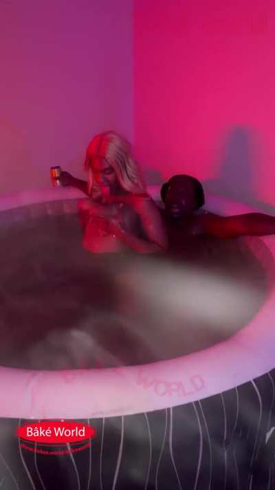 watch that ass shake in da jacuzzi its a splash zonee n bake world