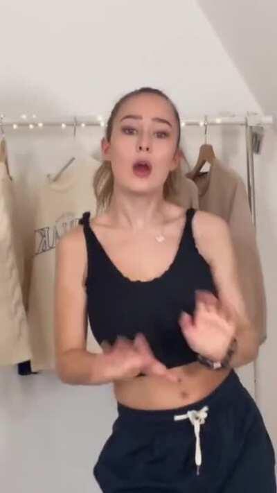 Nettes wackeln + Bauchfrei