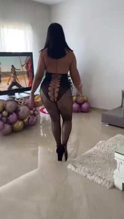 Anyone have a thing for thick older moms? f41