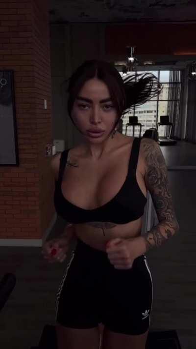 Bimbo getting that cardio