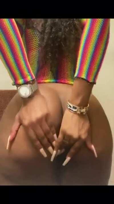 Twerking with the phat pussy