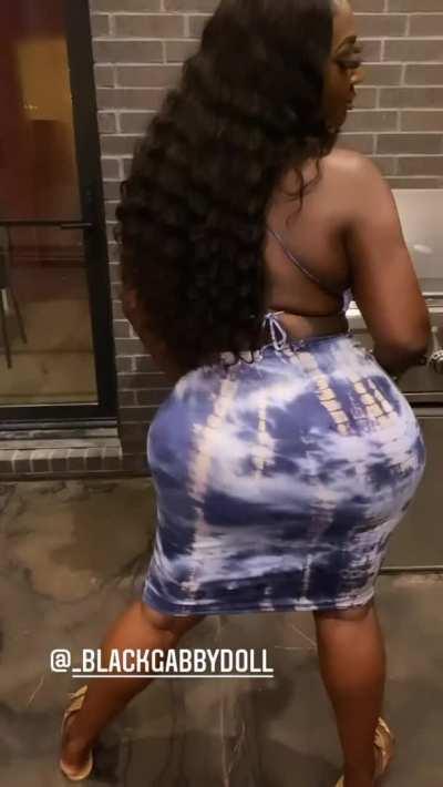 Look how she fill up that dress