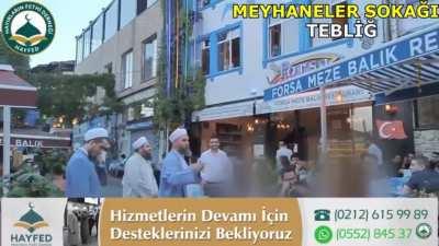 Alkollü mekana gidip vaaz veren sarıklı abiler. İnsanların yaşam tarzlarına burunları sokmadan rahat edemiyorlar. Ama sorsan hep onlar mağdur hep onlar eziliyor.