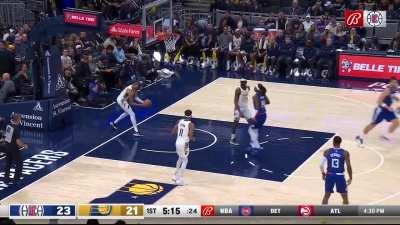 [Highlight] Kawhi Leonard gets to his spot again and hits the shot like he's automatic! He's 5/5 from the field for 10 PTS to start the game!