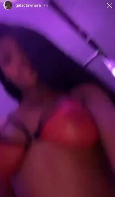 Summer Walker showing off