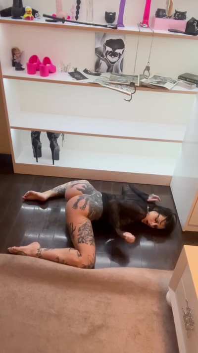 Don't take your eyes off my ass