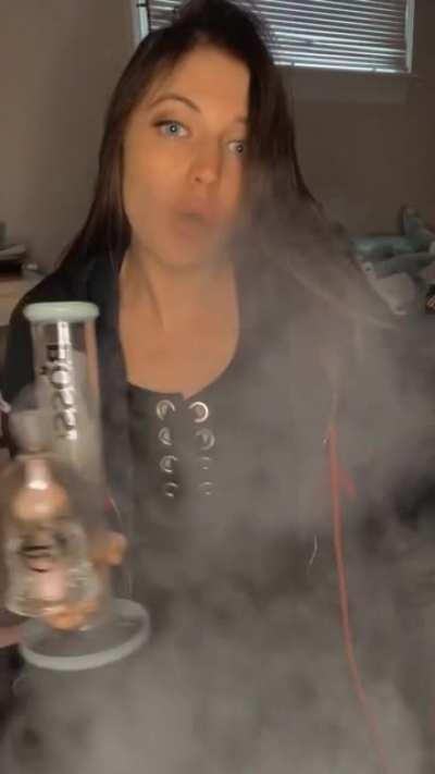 a mix of florida orange live resin and blackberrry og flower puffing out of my new ash catcher, priscilla! for more videos...check out cannacase.420 on instagram! :)