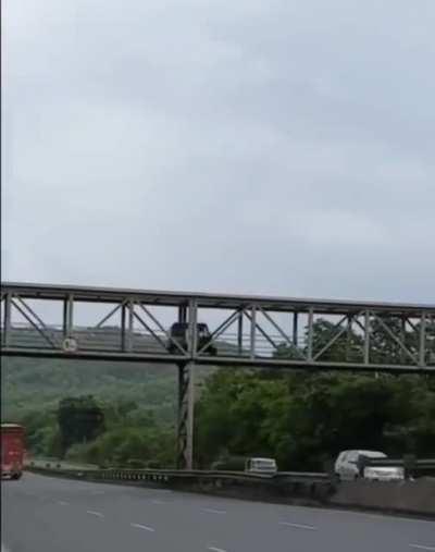 Lazy Rickshaw Driver Uses Overbridge to Avoid long U-turn
