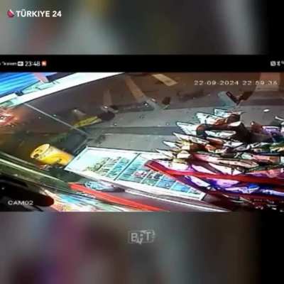 Ümraniye’de polise saldırı gerçekleşti. Bir kadın polisimiz ağır olmak üzere iki polisimiz yaralandı. Saldırgan kaçtı.