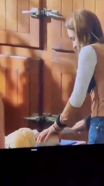 Corta el pan con el cuchillo al reves.