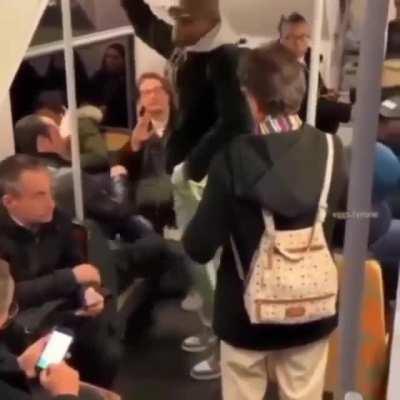 Está lol en el metro 😬