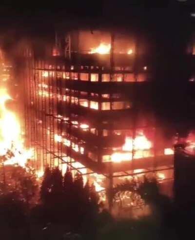 Kebakaran Kejaksaan Agung dilihat dari atas jalur transjakarta malam ini.