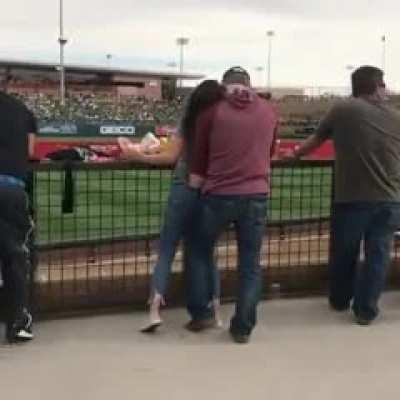 Пытается найти что то