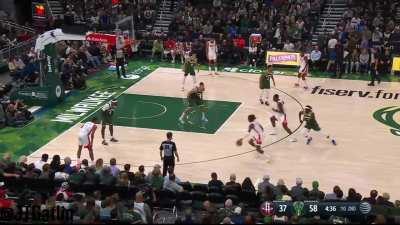 [Highlight] Jalen Green completely loses Jrue and hits the stepback 3 to give him 18 before the half!