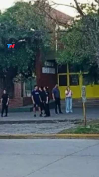 Un alumno llevo una escopeta a la escuela y mató a un compañero.