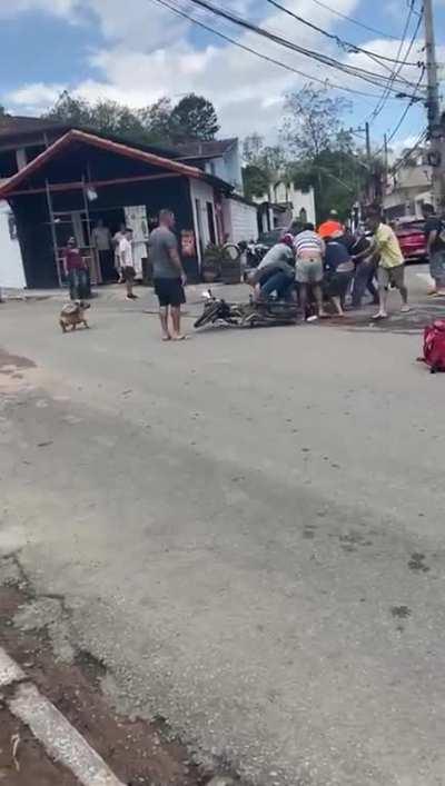 Brazil: Cell phone thief has been arrested and attacked by the people!