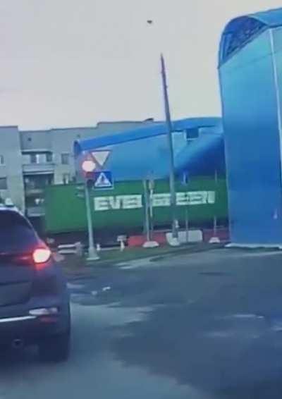 In the Leningrad region, the truck did not fit into the opening under the elevated pedestrian crossing.