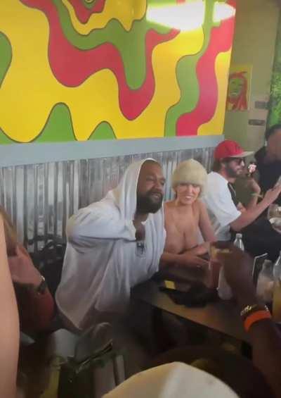 Ye having the time of his life singing FSMH with fans