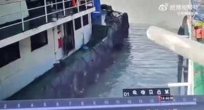 Drunk man pissing off boat falls and drowns