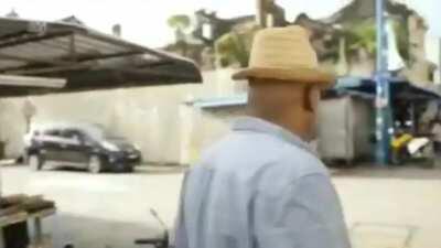 Ainsley Harriott tryna get some Penang Muslim cuisine but something got his way