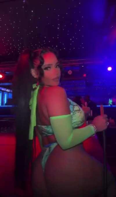 Makeawishstar nip slip