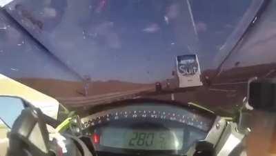 2 speeding motorcyclists nearly reached 300km/h and crashes.