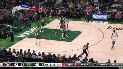 [Highlight] Ben Simmons misses two bunnies at the rim